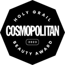 Schwarzes achteckiges Abzeichen mit der Aufschrift „Cosmopolitan Holy Grail Beauty Award 2023“ in fetten weißen Buchstaben.