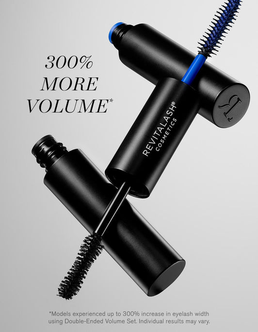 Zwei schwarze Tuben des RevitaLash® Cosmetics Double-Ended Volume Mascara Set schweben hinter der doppelseitigen Bürste, mit dem Text 300 % MEHR VOLUMEN*.