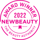 Auf dem rosafarbenen runden Abzeichen steht auf transparentem Hintergrund „Award Winner 2022 NewBeauty The Beauty Authority“.