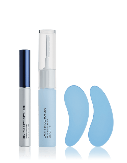 Die RevitaLash® Cosmetics Brow Refresh Collection – RevitaBrow Advanced Spring 2025 bestehend aus silber-blauer Tube RevitaBrow Advanced, weiß-blauer Tube Lash & Brow Masque und den blauen Depuffing Reusable Eye Pads.