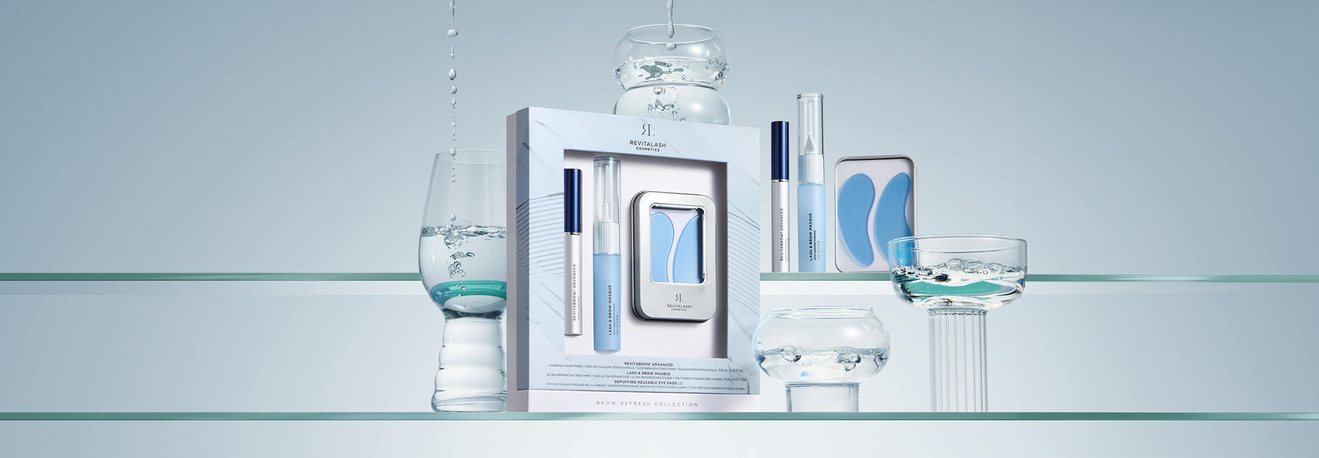 Hautpflegeprodukte und Glaswaren auf Glasregalen mit kühlem blauem Hintergrund und Reflexionen.
