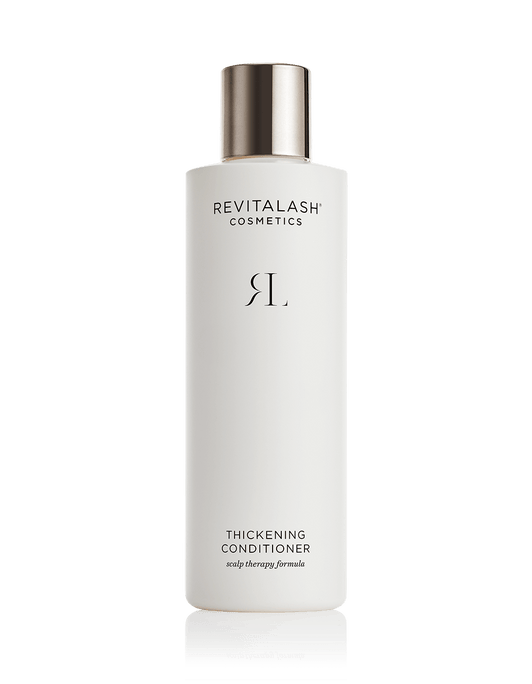 Eine weiße Flasche RevitaLash® Cosmetics Thickening Conditioner mit silbernem Deckel.