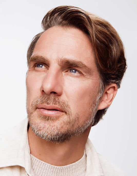 Ein Mann mit hellbraunem Haar und Bart  präsentiert die Ergebnisse des Thickening Conditioner von RevitaLash® Cosmetics.