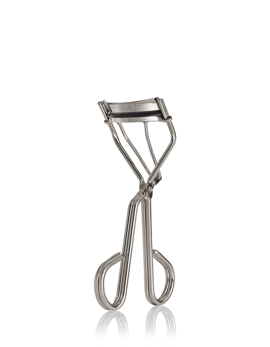 Silberne RevitaLash® Cosmetics Signature Eyelash Curler Wimpernzange mit schwarzem Gummieinsatz.
