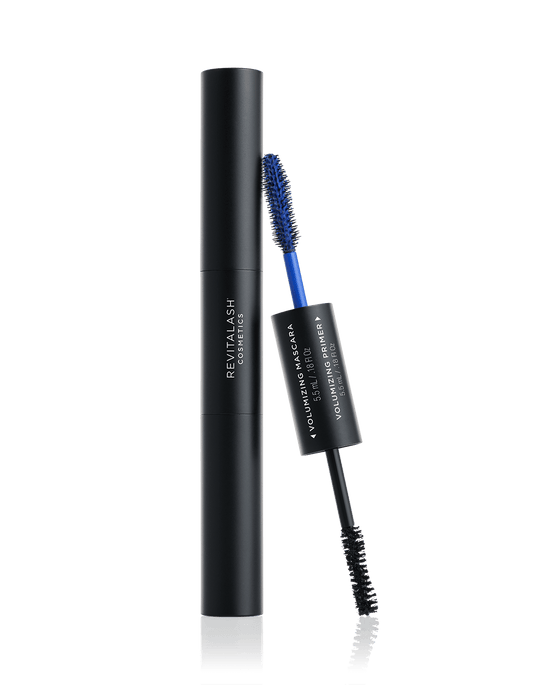 Das Double-Ended Volume Mascara Set von RevitaLash® Cosmetics bestehend aus einer schwarzen Tube und zwei Bürsten mit blauer und schwarzer Mascara.