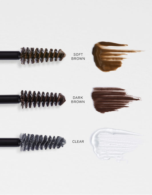 Drei RevitaLash® Cosmetics Hi-Def Brow Gel-Muster – Soft Brown (mittleres warmes Braun), Dark Brown (dunkelbraun) und Clear (transparent) neben denzugehörigen Bürstchen auf weißem Hintergrund.