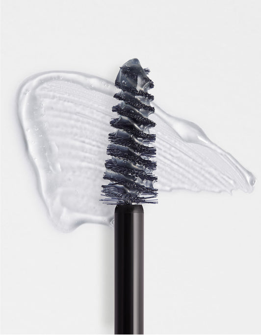 Eine schwarzes Spiralbürstchen mit transparentem Hi-Def Brow Gel von RevitaLash® Cosmetics auf weißem Hintergrund.