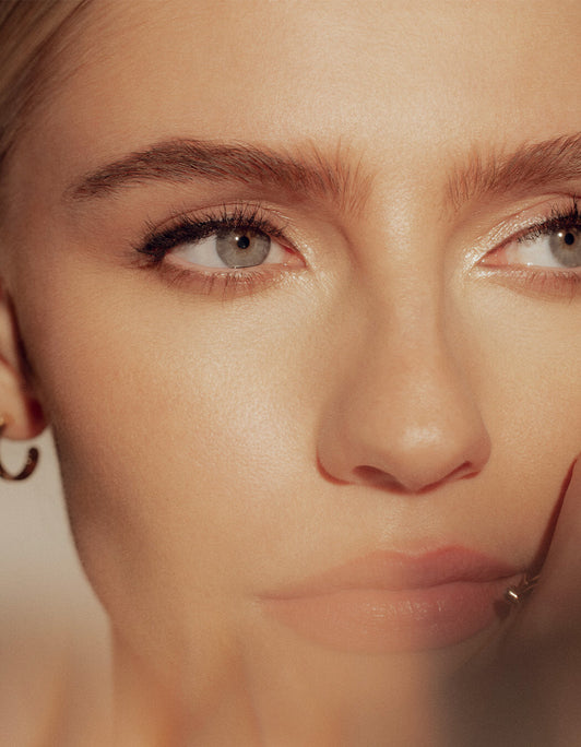 Eine Nahaufnahme des Gesichts einer Frau mit neutralem Make-up und perfekt gepflegte Augenbrauen, die durch das RevitaLash® Cosmetics Hi-Def Brow Gel erzielt wurden.