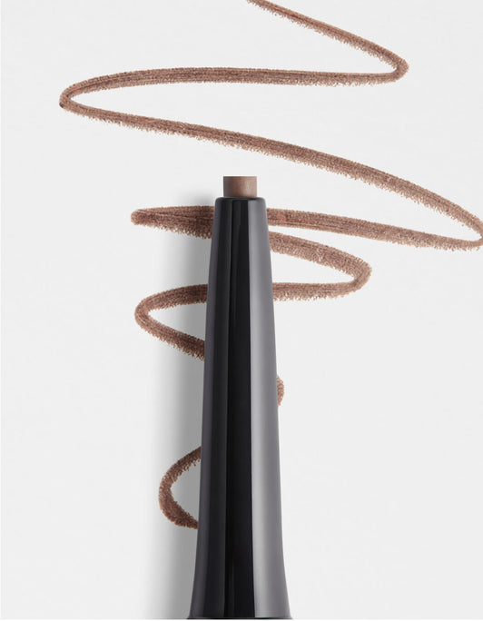 Spitze des Hi-Def Brow Pencil in Cool Brown von RevitaLash® Cosmetics vor einer kühlbraunen Wellenlinie auf weißem Hintergrund.