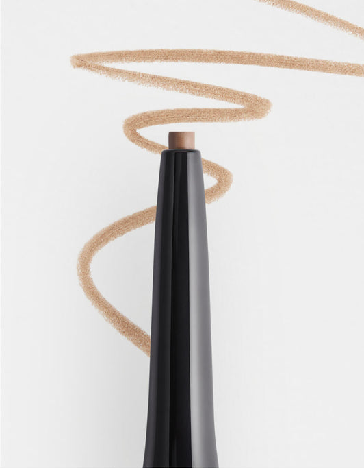 Spitze des Hi-Def Brow Pencil in Soft Brown von RevitaLash® Cosmetics vor einer hellbraunen Wellenlinie auf weißem Hintergrund.