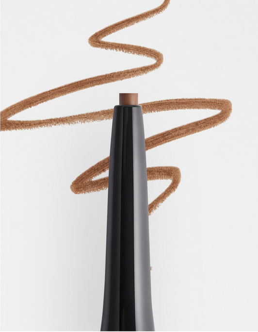 Spitze des Hi-Def Brow Pencil in Warm Brown von RevitaLash® Cosmetics vor einer warmbraunen Wellenlinie auf weißem Hintergrund.