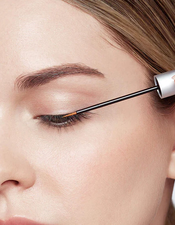 Frau trägt RevitaLash Advanced präzise am oberen Wimpernkranz auf – einfache Anwendung für gepflegte, definierte Wimpern.