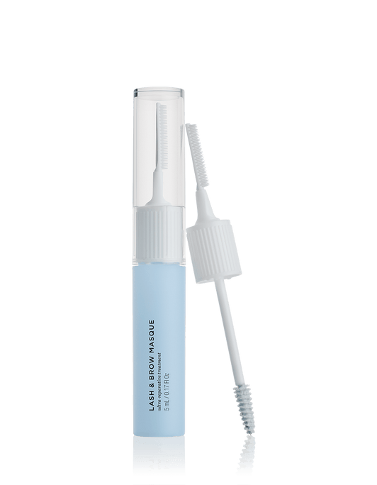 Eine Tube RevitaLash® Cosmetics Lash & Brow Masque mit einem weißen Applikatorstab daneben.