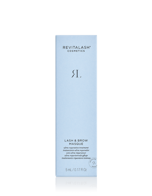 Eine 5-ml-Box Lash & Brow Masque von RevitaLash® Cosmetics in Hellblau steht aufrecht vor einem schwarzen Hintergrund.
