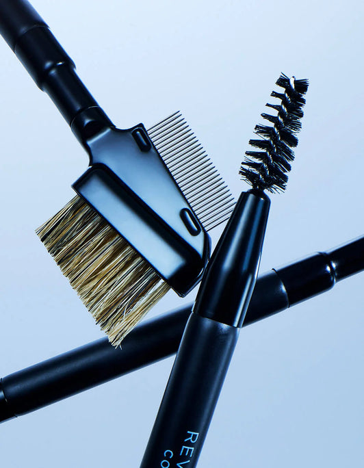 Nahaufnahme des RevitaLash® Cosmetics Lash & Brow Styler mit Spoolie und doppelseitigem Kamm und Bürste vor einem blauen Hintergrund.