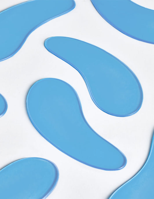 RevitaLash® Cosmetics Brow Refresh Collection – RevitaBrow Advanced Spring 2025 Augenpads in Blau, auf einer weißen Oberfläche angeordnet.