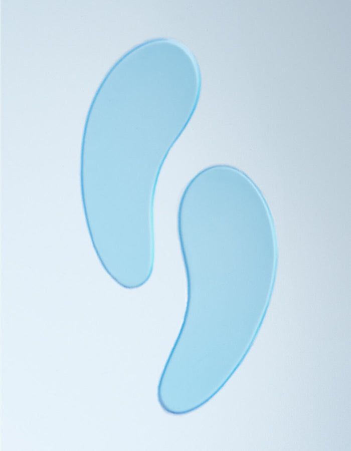Zwei blaue, geschwungene Gel-Augenpads auf hellblauem Hintergrund.