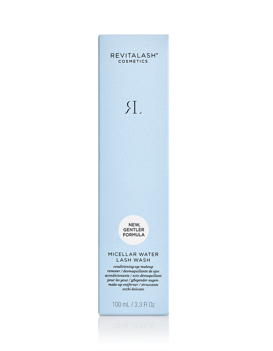 Hellblaue Schachtel RevitaLash® Cosmetics Micellar Water Lash Wash, 100 ml, mit Text über eine neue, sanftere Formel.