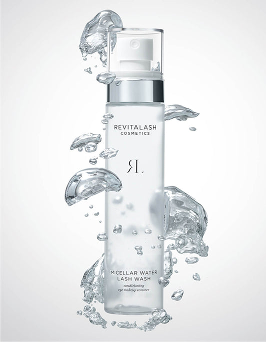 Eine durchsichtige Flasche RevitaLash® Cosmetics Micellar Water Lash Wash ist mit Wasserblasen auf hellem Hintergrund abgebildet.
