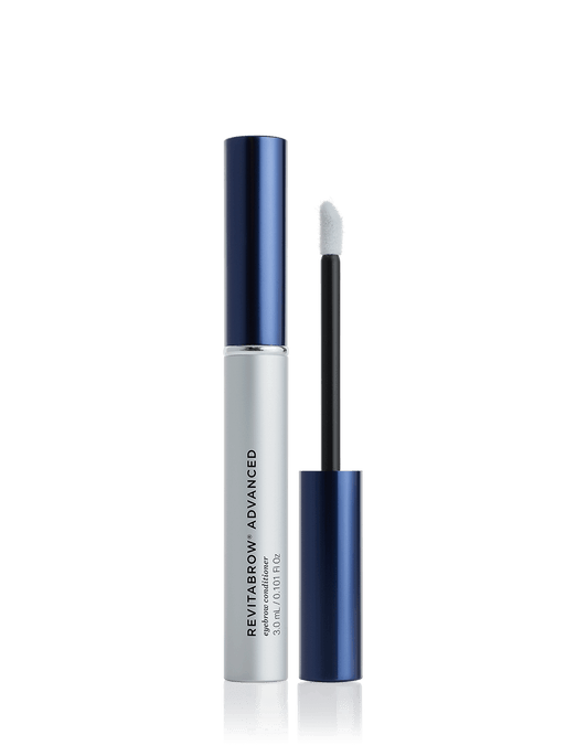 Eine silberne Tube RevitaLash® Cosmetics RevitaBrow® Advanced Eyebrow Conditioner mit blauem Deckel und zusätzlichem Deckel mit Applikatorstab daneben.