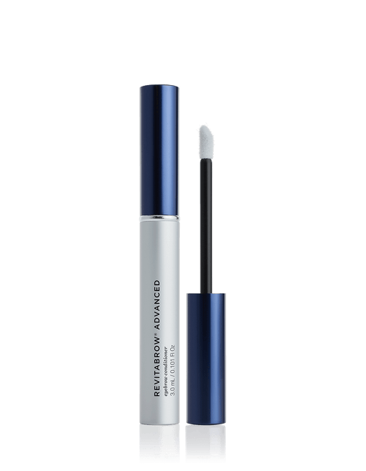 Eine silberne Tube RevitaLash® Cosmetics RevitaBrow® Advanced Eyebrow Conditioner mit blauem Deckel und zusätzlichem Deckel mit Applikatorstab daneben.