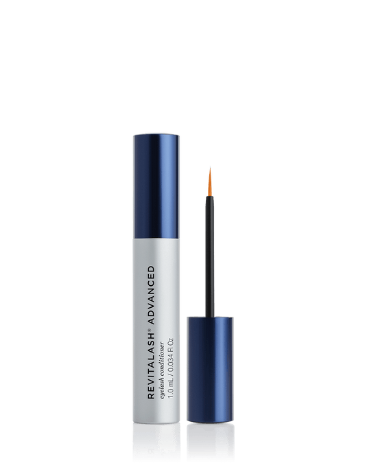 Eine silberne Tube RevitaLash® Advanced Eyelash Conditioner 1.0 ml von RevitaLash® Cosmetics mit geöffnetem blauen Deckel und feinem Pinselapplikator.