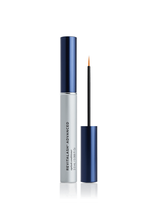 Eine silberne Tube RevitaLash® Advanced Eyelash Conditioner 2.0 ml von RevitaLash® Cosmetics mit geöffnetem blauen Deckel und feinem Pinselapplikator.