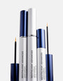 Drei silberne Tuben RevitaLash® Cosmetics RevitaLash® Advanced Eyelash Conditioner, zwei davon mit geöffneten und ausgestellten Stäbchen mit blauen Kappen.