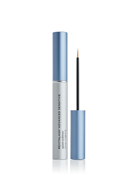 Eine silberne Tube Wimpernserum RevitaLash® Advanced Sensitive von RevitaLash® Cosmetics mit hellblauer Kappe und Applikatorstab.
