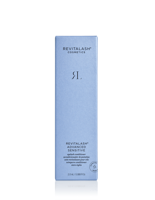Eine hellblaue Schachtel RevitaLash® Cosmetics RevitaLash® Advanced Sensitive (2 ml) ist aufrecht stehend abgebildet.