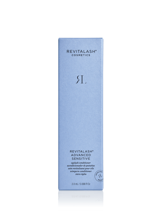 Eine hellblaue Schachtel RevitaLash® Cosmetics RevitaLash® Advanced Sensitive (2 ml) ist aufrecht stehend abgebildet.