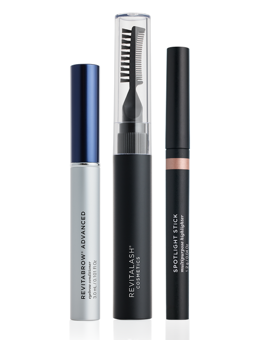 Drei RevitaLash® Cosmetics Produkte aus der Spotlight on Brows RevitaBrow® Advanced Spring Collection 2026 - Brauenserum, Brauengel mit Pinsel und ein Highlighter-Stift - stehen aufrecht.