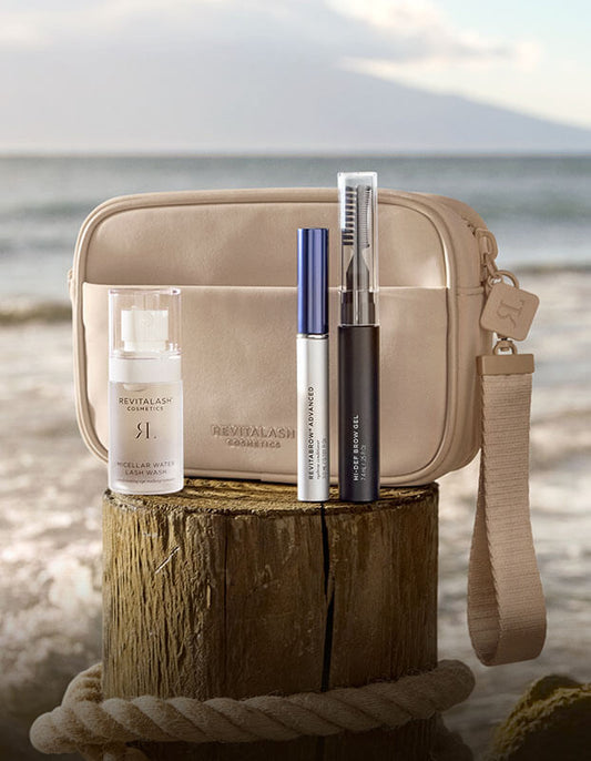 Die RevitaLash® Cosmetics Strength & Define Collection-RevitaBrow® Advanced auf einem Holzpfosten am Meer präsentiert.
