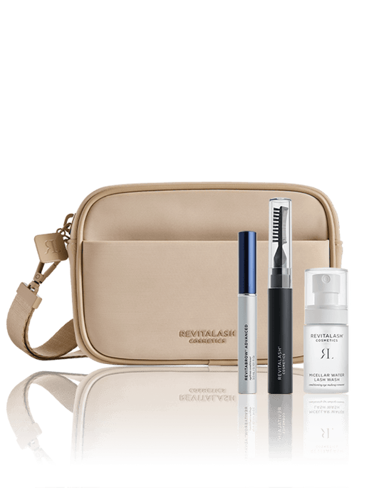 Die Strength & Define Collection-RevitaBrow® Advanced bestehend aus RevitaBrow® Advanced Eyebrow Conditioner, Hi-Def Brow Gel in der Farbe Soft Brown, Micellar Water Lash Wash in praktischer Reisegröße, beiger Kosmetiktasche.