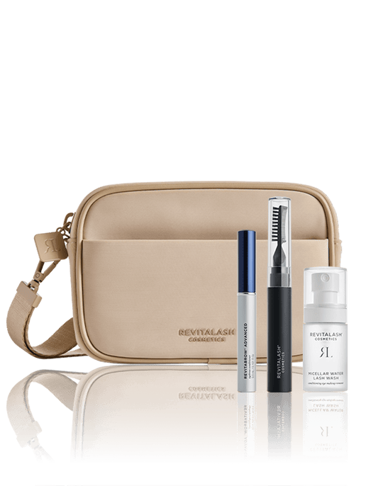 Die Strength & Define Collection-RevitaBrow® Advanced bestehend aus RevitaBrow® Advanced Eyebrow Conditioner, Hi-Def Brow Gel in der Farbe Soft Brown, Micellar Water Lash Wash in praktischer Reisegröße, beiger Kosmetiktasche.
