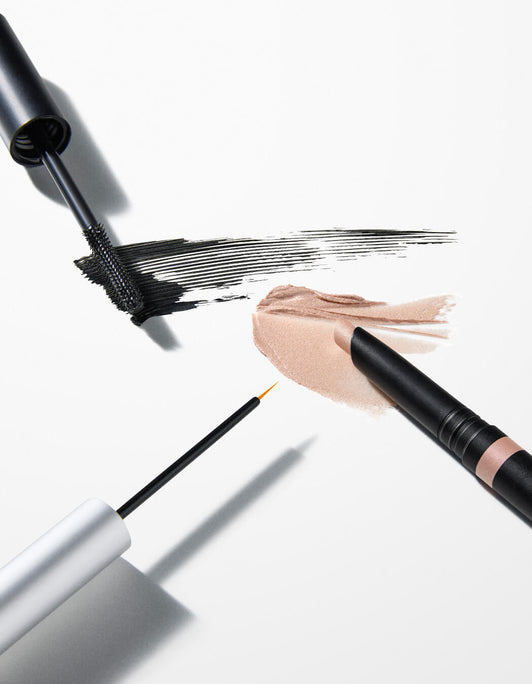 Spotlight on Lashes RevitaLash® Advanced Spring Collection 2026 von RevitaLash® Cosmetics mit Mascara, Eyeliner und Lidschattenstift in Schwarz- und Nude-Tönen, die mit Farbproben auf weißem Hintergrund gezeigt werden.