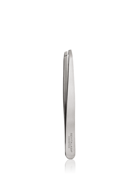 Die silberne RevitaLash® Cosmetics Precision Tweezer Pinzette mit schräger Spitze.