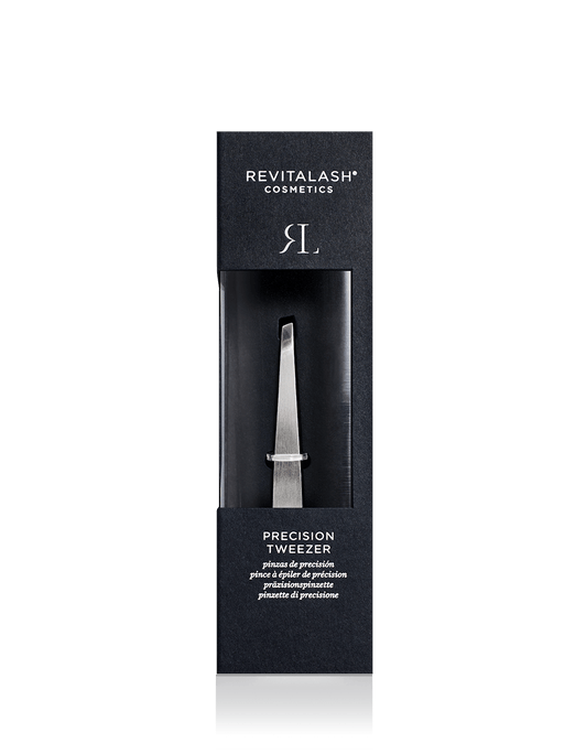 Die RevitaLash® Cosmetics Precision Tweezer verfügt über eine schwarze Verpackung mit einem durchsichtigen Fenster, durch das die silberne Pinzette im Inneren sichtbar ist.