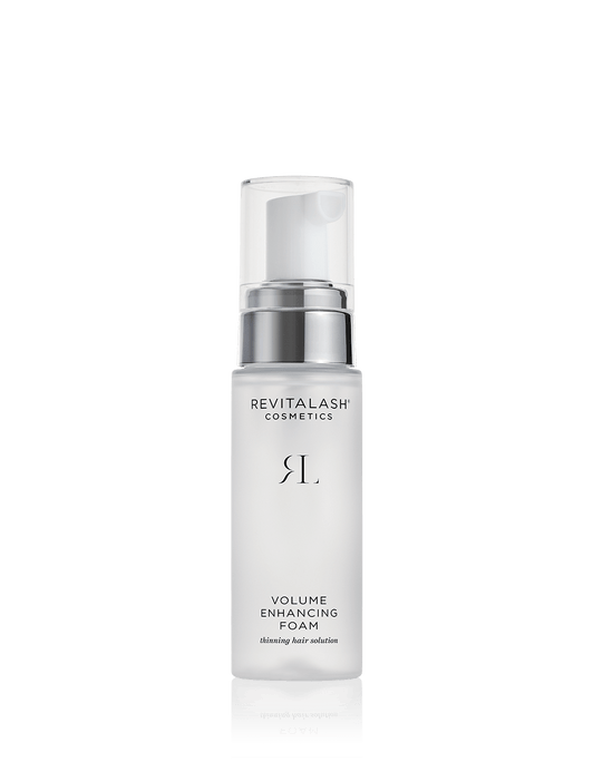 Eine Flasche RevitaLash® Cosmetics Volume Enhancing Foam mit silber-weißem Pumpspender und transparentem Deckel.