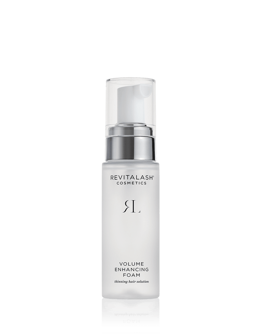 Eine Flasche RevitaLash® Cosmetics Volume Enhancing Foam mit silber-weißem Pumpspender und transparentem Deckel.