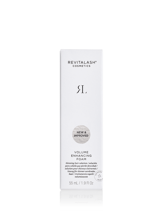 Weiße Schachtel RevitaLash® Cosmetics Volume Enhancing Foam, 55 ml, mit einem „New & Improved“-Etikett auf der Vorderseite.