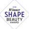 Weißes rautenförmiges Abzeichen mit der Aufschrift „2018 Winner SHAPE BEAUTY AWARD“ in blauer und schwarzer Schrift.