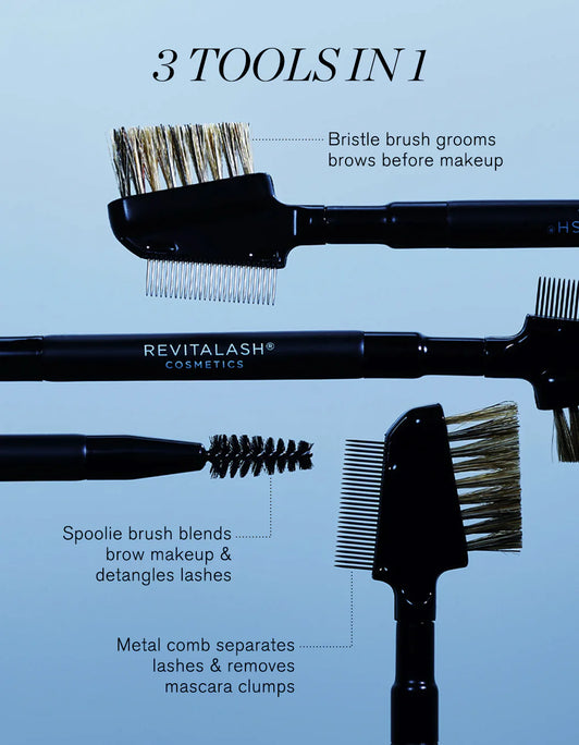 Der RevitaLash® Cosmetics Lash & Brow Styler ist ein Drei-in-Eins-Tool mit einer Borstenbürste, einem Spoolie und einem Metallkamm, die jeweils einzeln für ihren Zweck beschriftet sind.