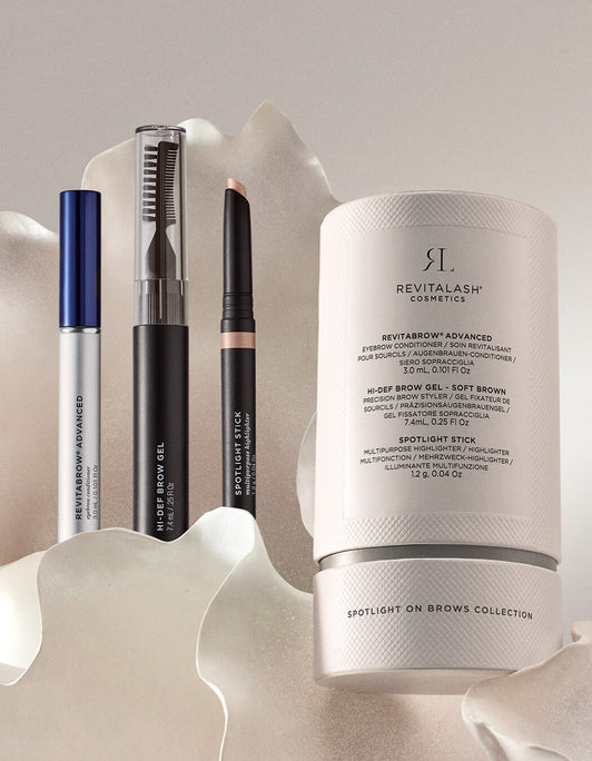 Die Spotlight on Brows RevitaBrow® Advanced Spring Collection 2026 von RevitaLash® Cosmetics zeigt vier Augenbrauenprodukte - darunter Gele und einen Stick - auf einem weichen, abstrakten Hintergrund.