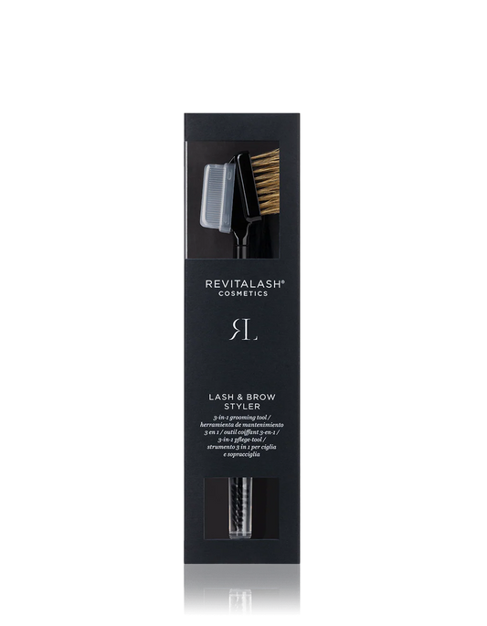 Schwarze Schachtel mit der RevitaLash® Cosmetics Lash & Brow Styler-Bürste, sichtbar durch ein durchsichtiges Fenster.