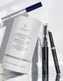 Spotlight on Brows RevitaBrow® Advanced Spring Collection 2026 von RevitaLash® Cosmetics zeichnet sich durch eine elegante weiße Verpackung und schwarze Brauenstifte aus, die auf einer hellen Oberfläche wunderschön präsentiert werden.