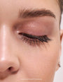 Nahaufnahme eines Gesichts mit einem geschlossenen Auge, das lange Wimpern und natürliches Make-up hervorhebt, mit RevitaLash® Cosmetics' Spotlight on Brows RevitaBrow® Advanced Spring Collection 2026.
