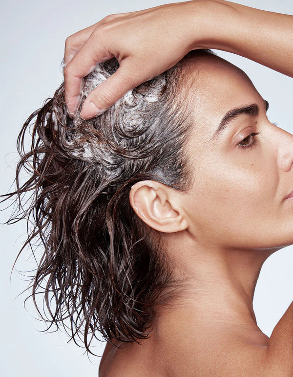 Spüle es gründlich aus. Nach der Anwendung des Thickening Shampoos den Thickening Conditioner auf das nasse Haar auftragen.