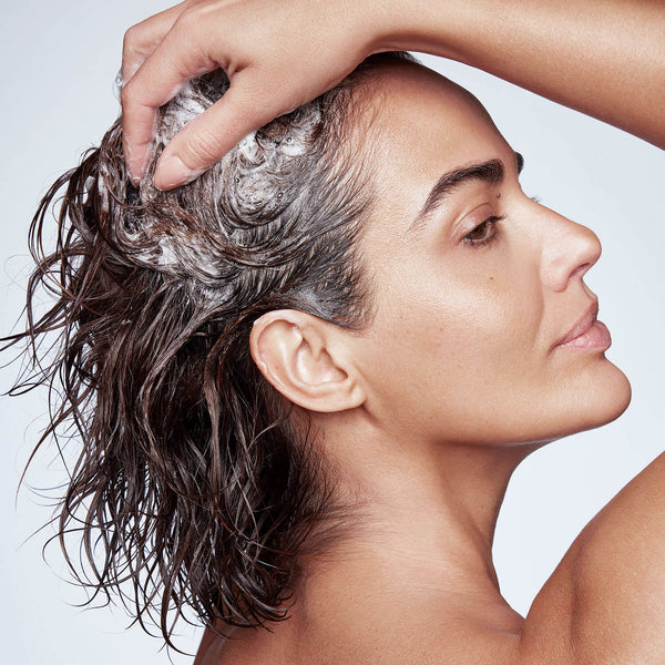 Gründlich ausspülen.Step 3Trage nach der Anwendung des Thickening Shampoos den Thickening Conditioner auf das nasse Haar auf.